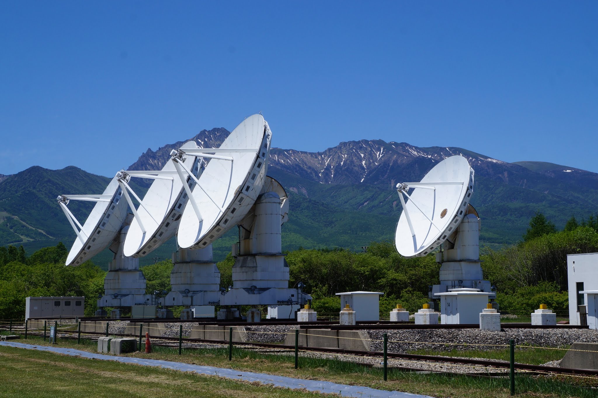 Array of radiotelescopes in front of a mountain